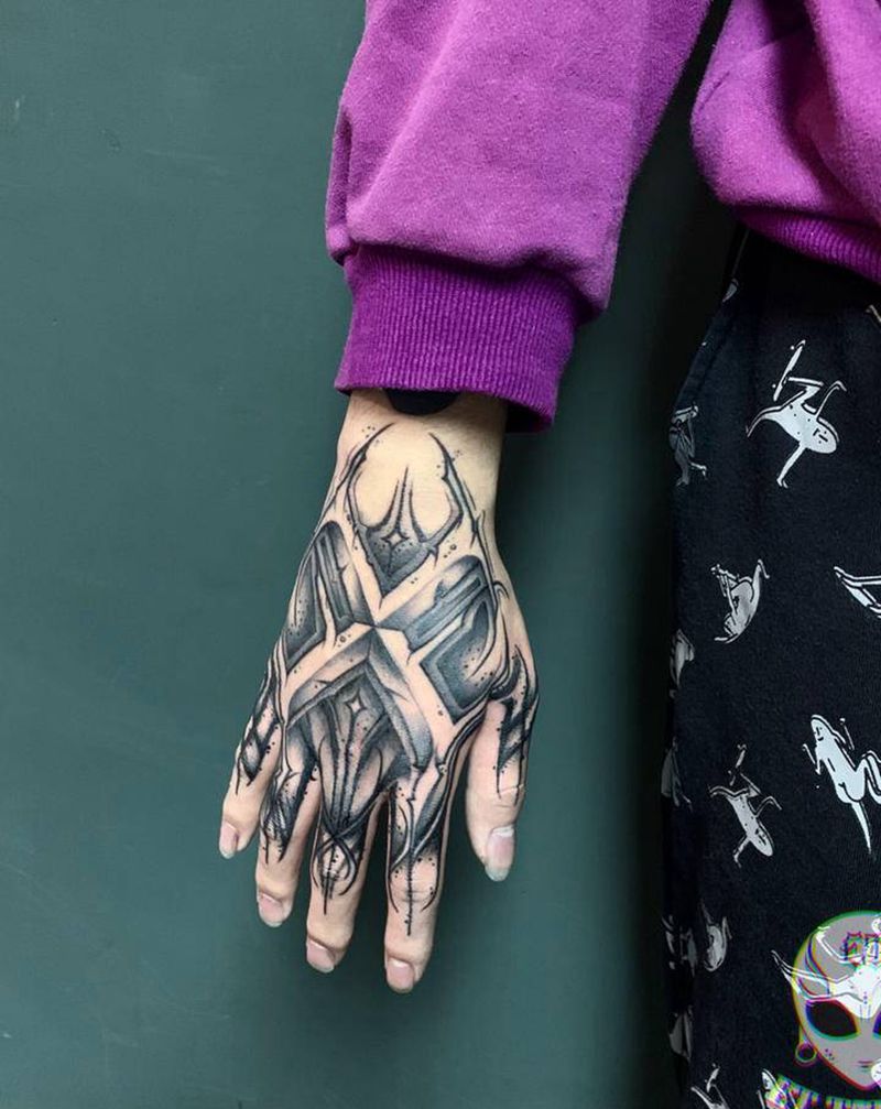 爆个手背纹身图片_手部手臂花体字纹身图案