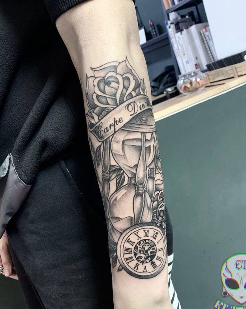 时钟玫瑰沙漏纹身图片_手部手臂纹身图案