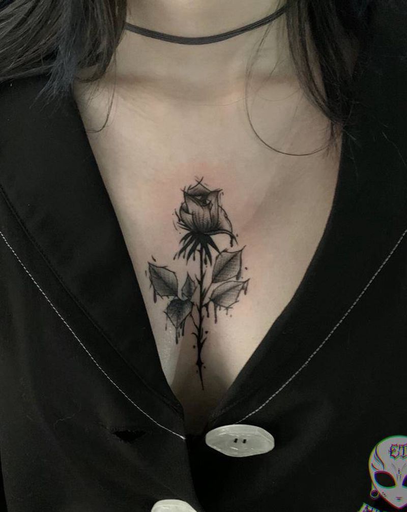 玫瑰纹身图片_胸部纹身图案