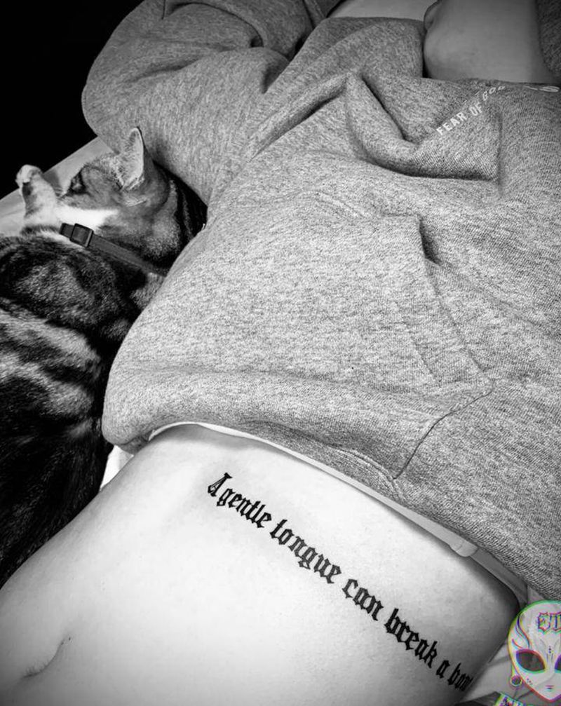 英文爱好者纹身图片_腰部腹部纹身图案