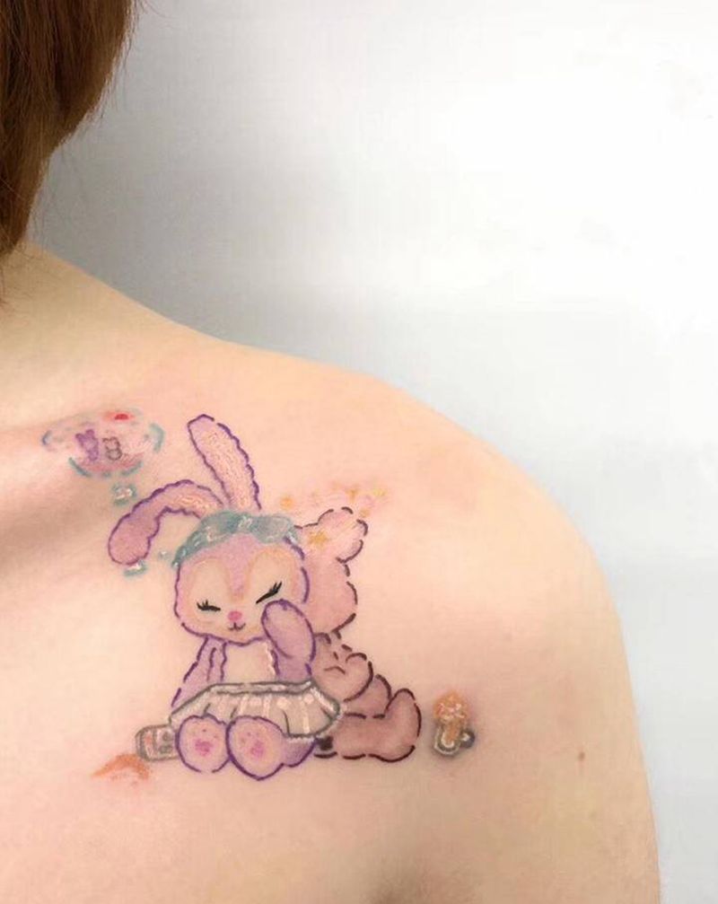 史黛拉与达菲熊纹身图片_胸部卡通纹身图案