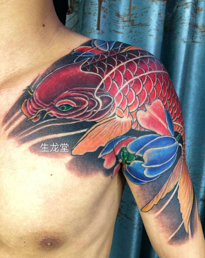 过肩鱼纹身图片_肩部手臂新传统纹身图案