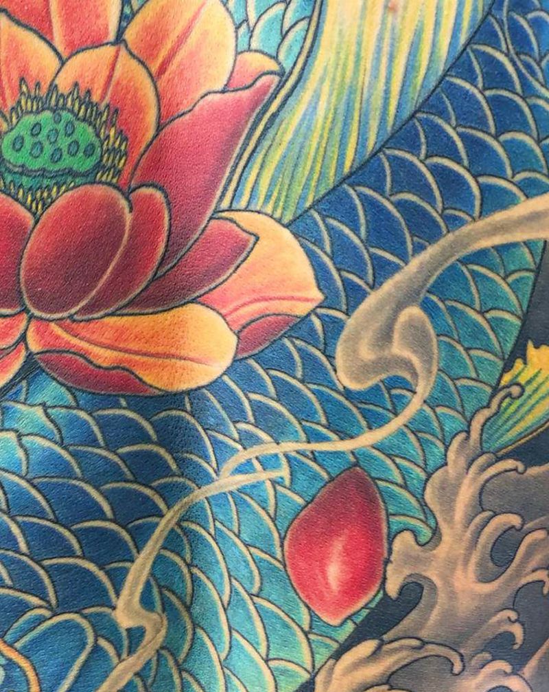 满背彩色鱼纹身图片_背部新传统纹身图案