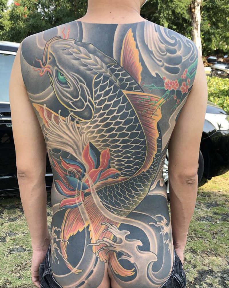 满背鱼纹身图片_背部新传统纹身图案