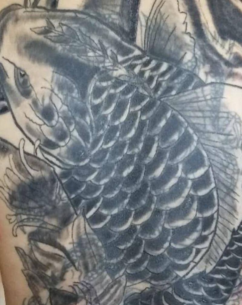 满背鱼修改纹身图片_背部新传统纹身图案