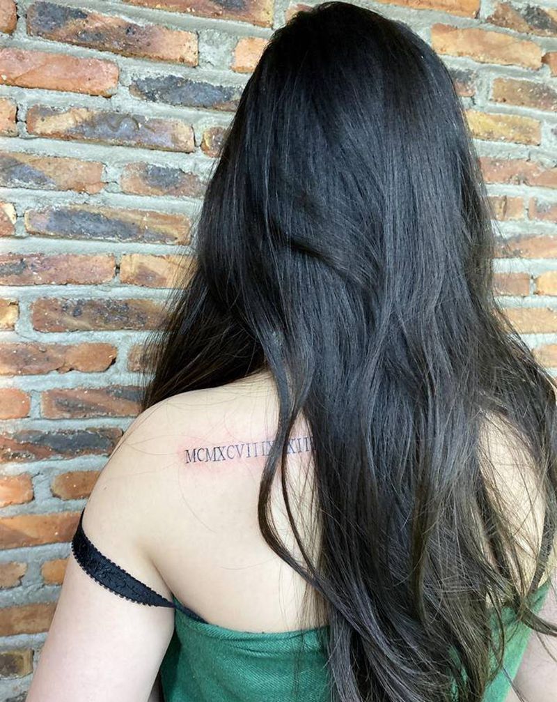 后肩罗马数字纹身图片_肩部纹身图案