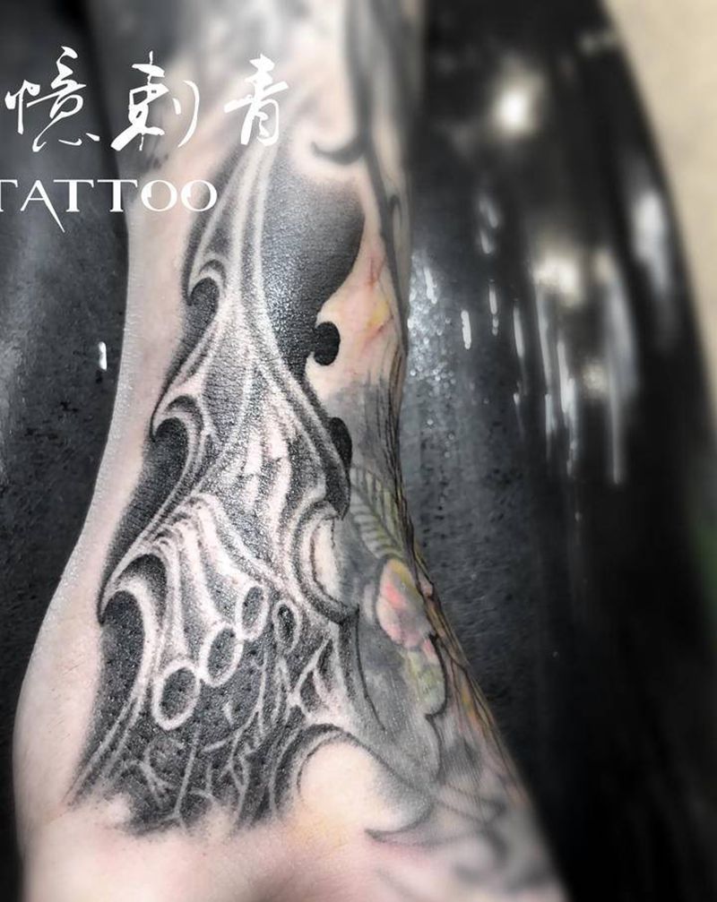 生化风格遮盖旧图待续纹身图片_手部欧美写实纹身图案