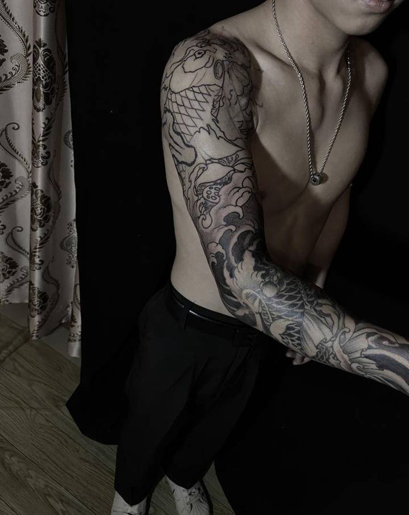 新传统鱼接花臂.+修改纹身图片_手臂手部新传统鱼浪花纹身图案