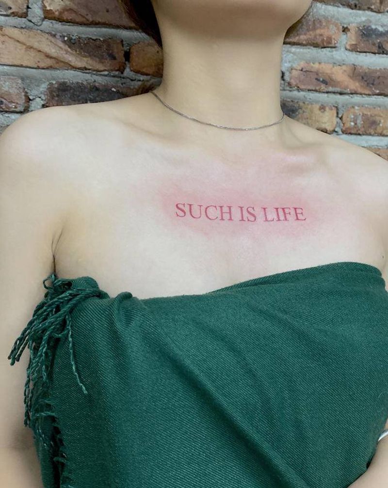 胸口小英文 红色纹身纹身图片_胸部小英文纹身图案