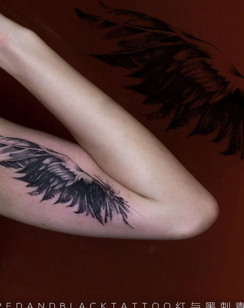 翅膀遮盖纹身图片_手臂New School纹身图案