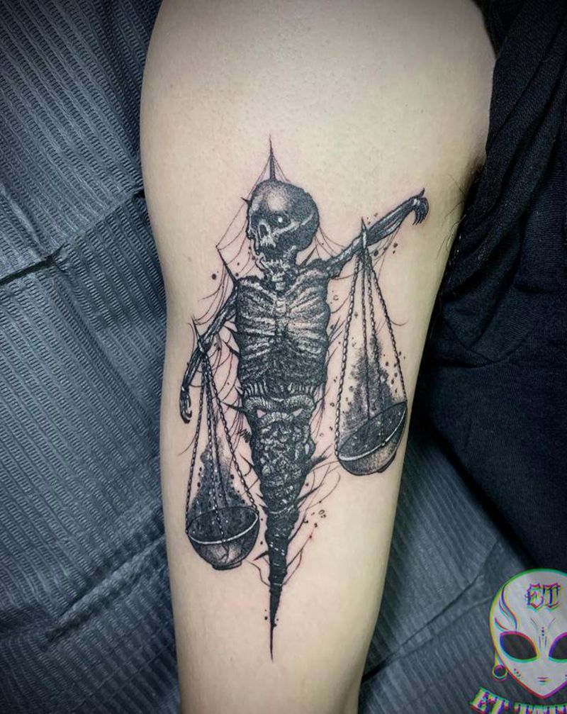 骷髅天秤纹身图片_手臂手部点刺纹身图案