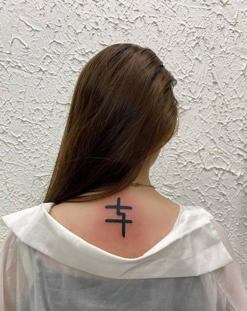 七。陈奕迅粉丝纹身图片_背部几何纹身图案