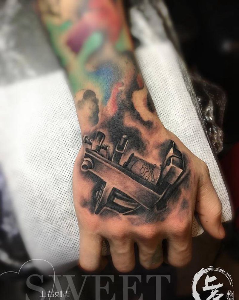 线圈机纹身图片_手部欧美写实纹身图案