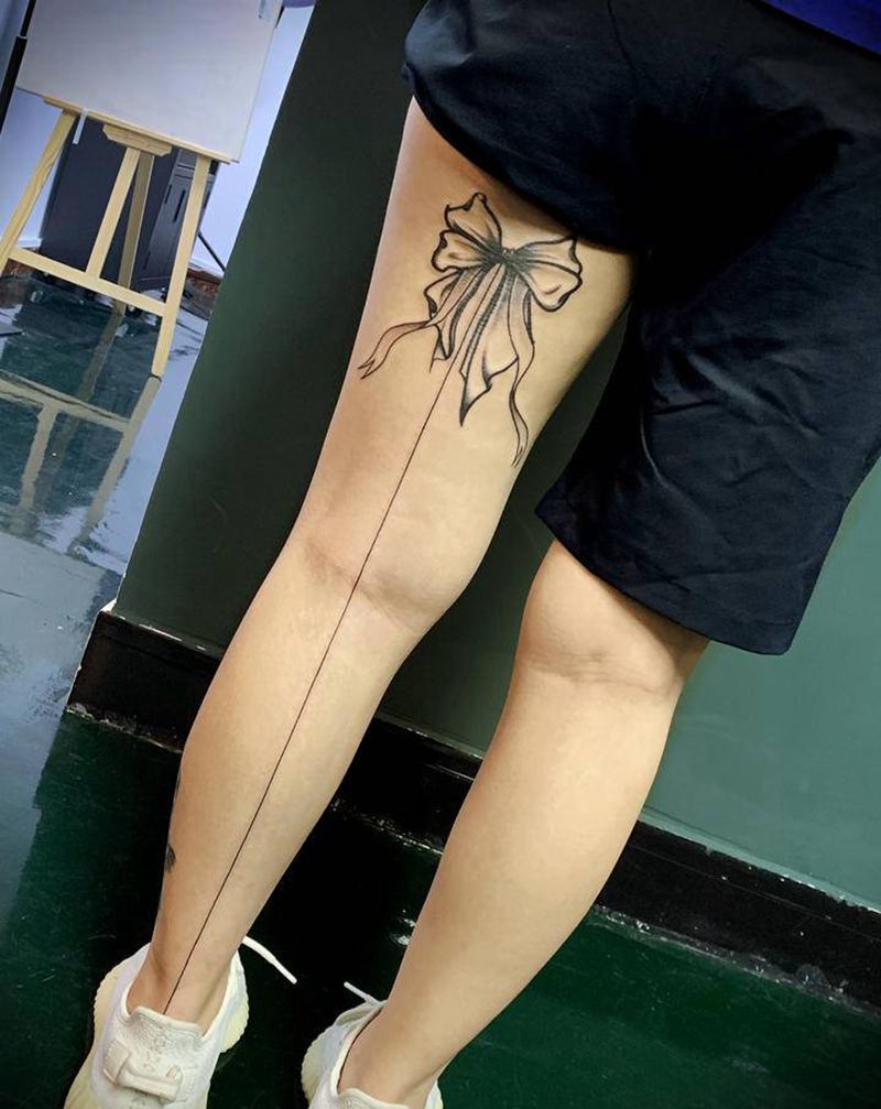 蝴蝶结+直线纹身图片_臀部腿部纹身图案