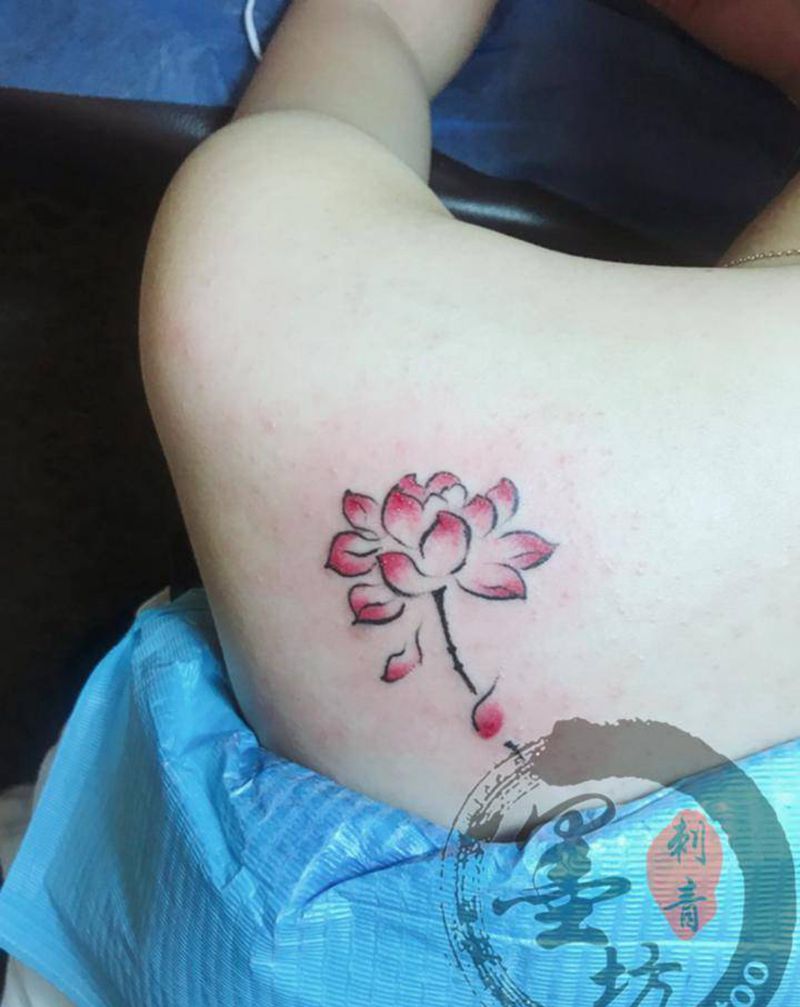 荷花纹身图片_背部水彩纹身图案