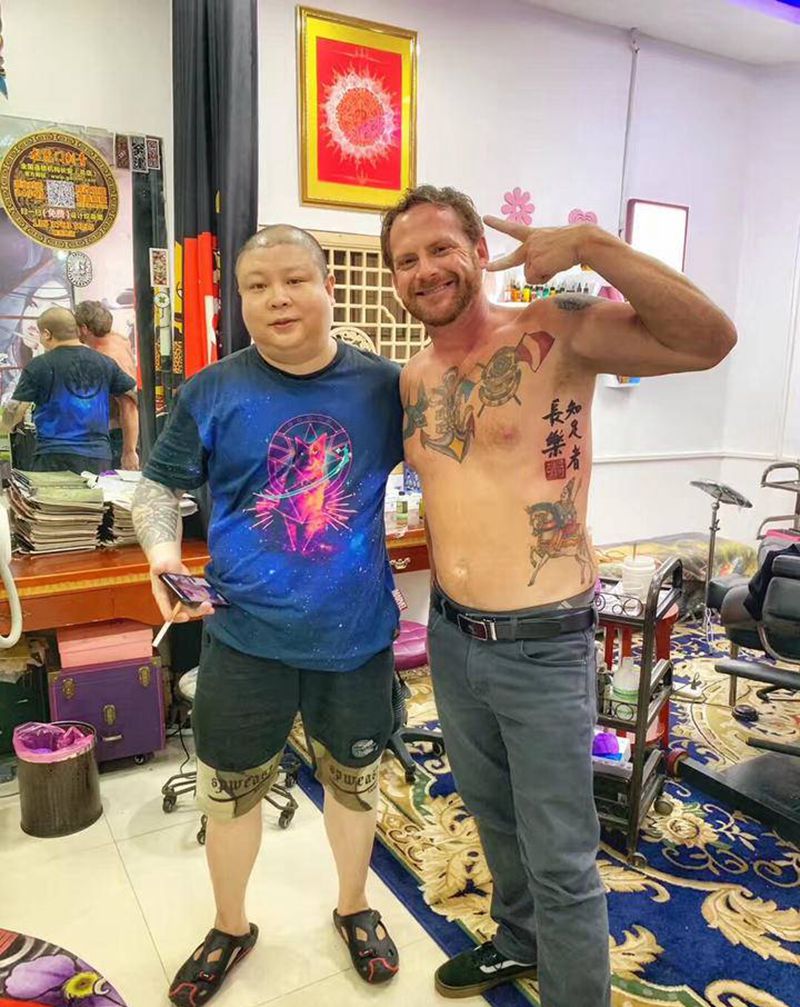 不怕痛的美国朋友纹身图片_腰部纹身图案