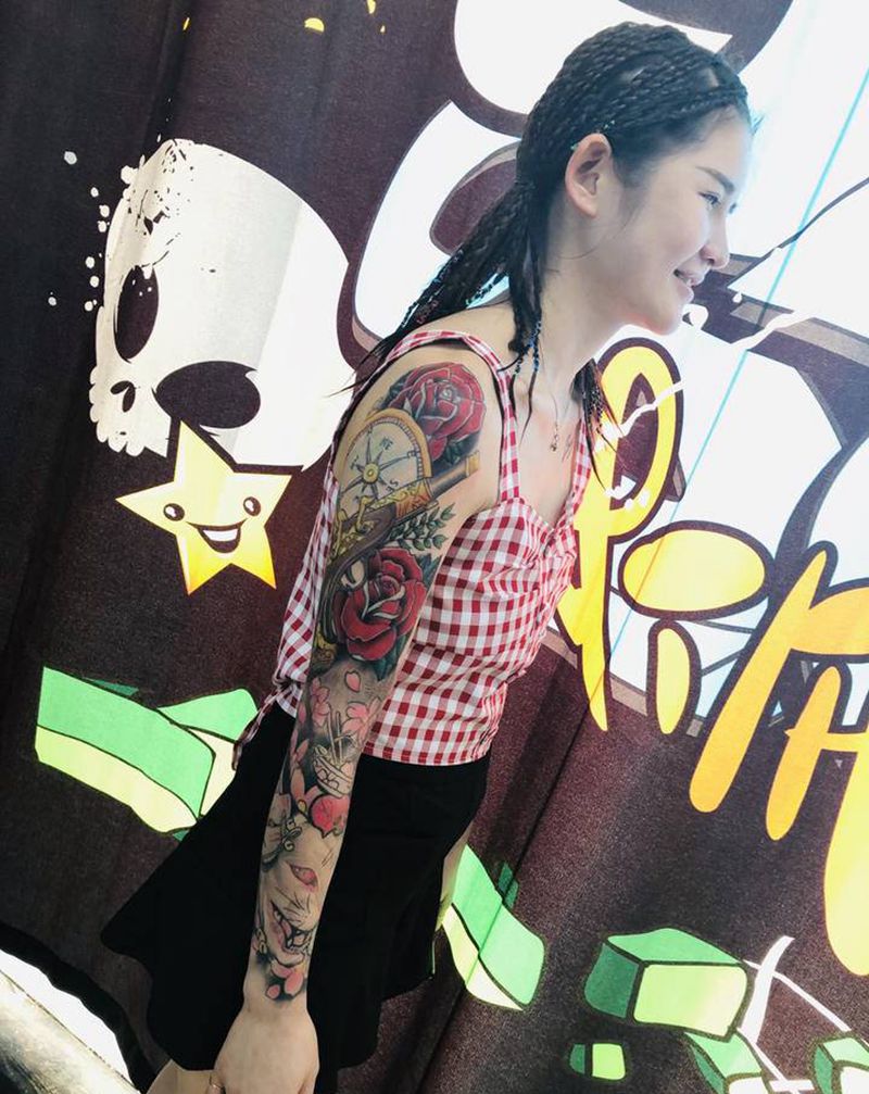 美女欧美花臂一枚，两次完成纹身图片_手臂纹身图案