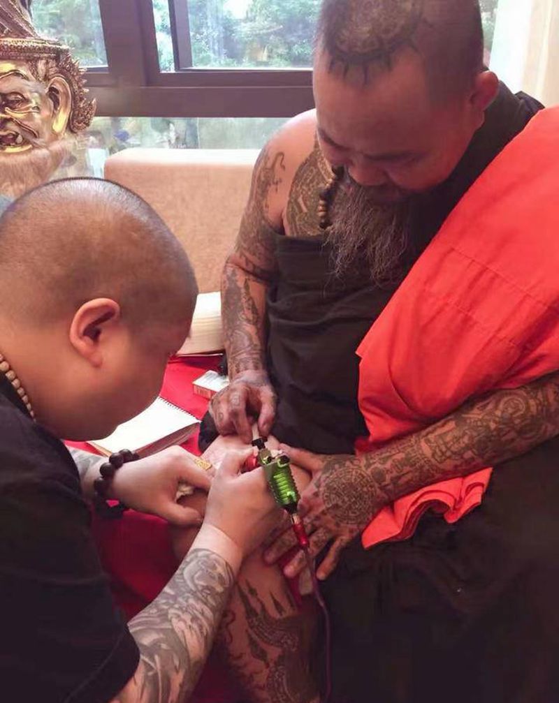 给泰国白衣法师阿赞素本师傅刺图纹身图片_腿部纹身图案