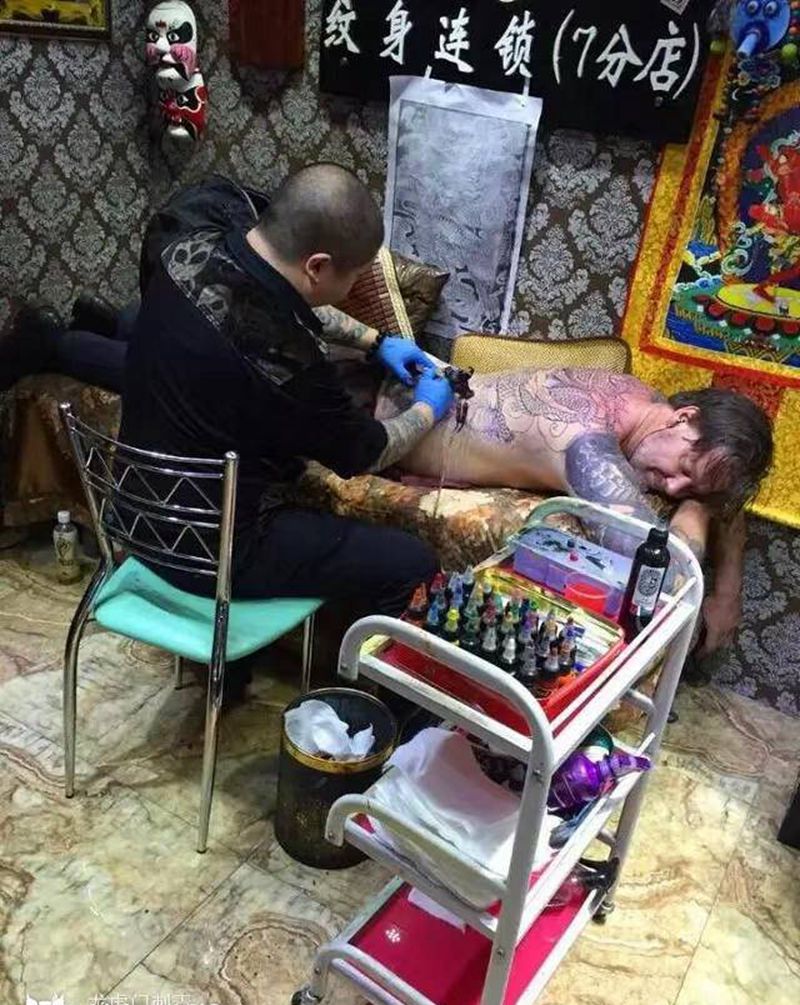 中东外国友人九条龙完成了第三条纹身图片_胸部手臂纹身图案