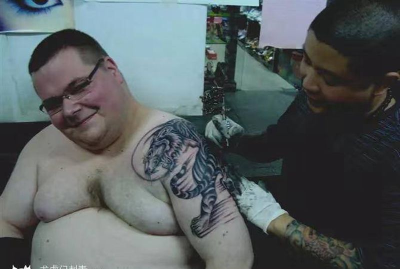德国6百斤大个子的东北虎刺青纹身图片_肩部纹身图案