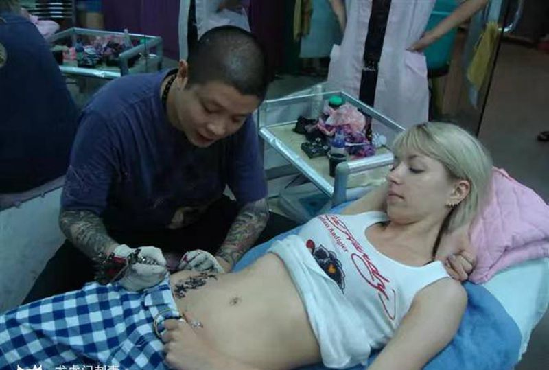 法国女孩彼岸花刺青纹身图片_腰部背部纹身图案