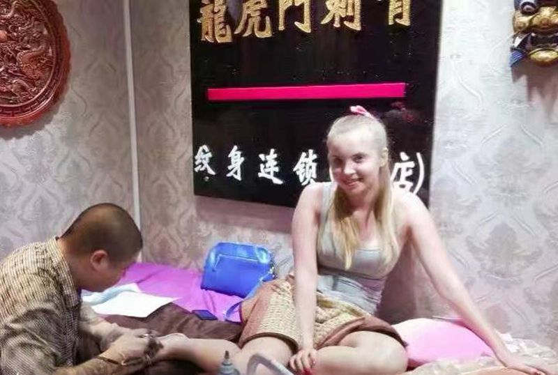 俄罗斯美女脚上彼岸花刺青纹身图片_脚部纹身图案