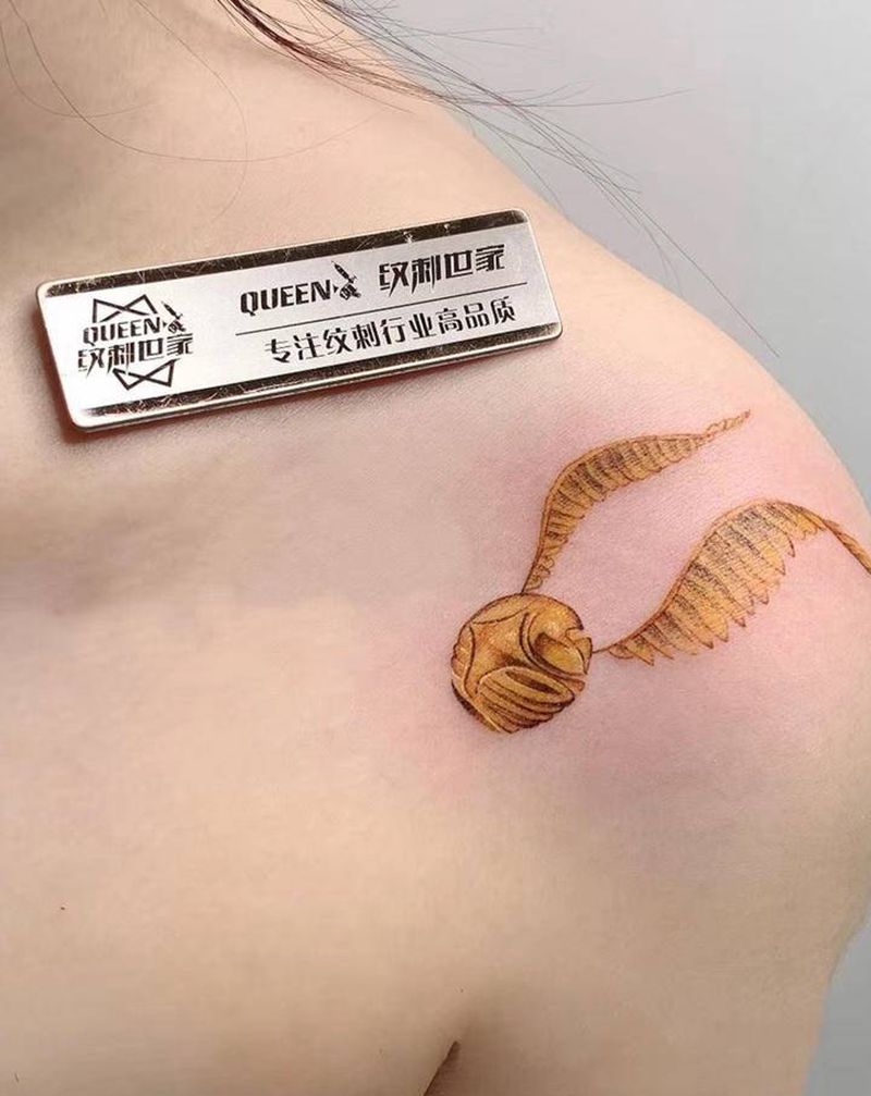 小飞贼纹身图片_肩部欧美写实纹身图案