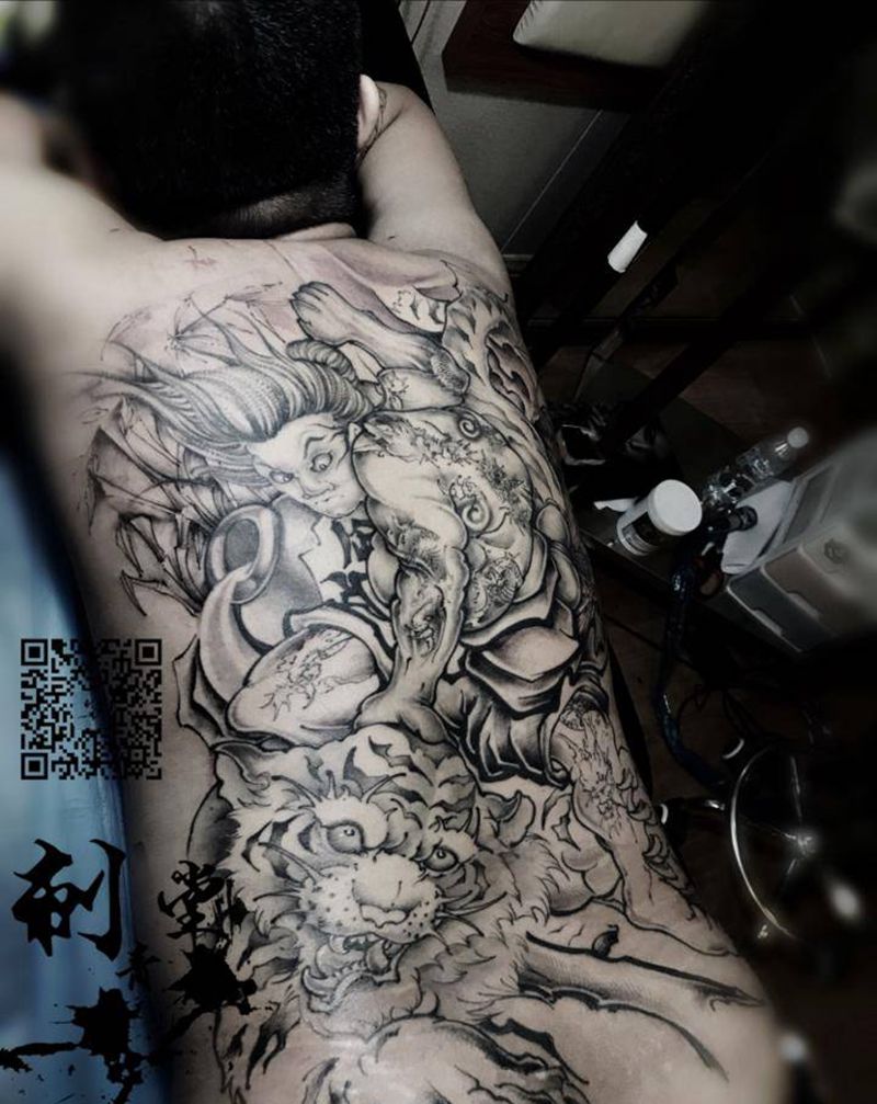 黑灰武松打虎纹身图片_背部新传统武松打虎纹身图案