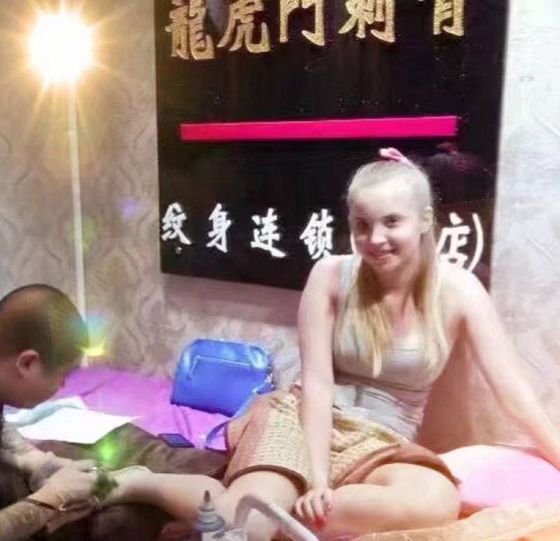 花絮纹身图片_颈部Old School纹身图案