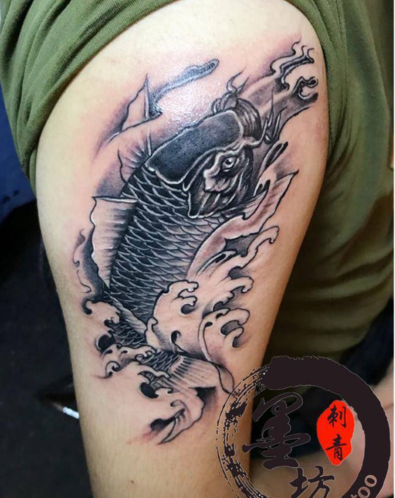 鲤鱼纹身图片_手臂纹身图案