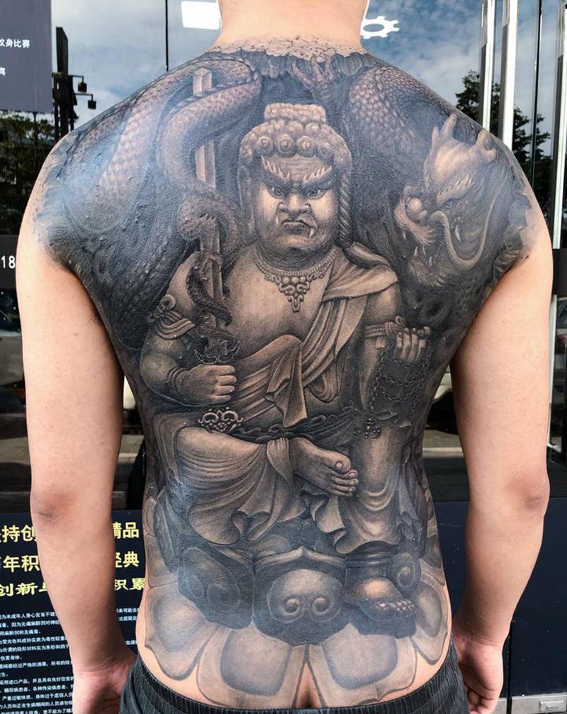 不动明王（冥王）纹身图片_背部臀部新传统欧美写实黑灰写实石雕石裂纹身图案