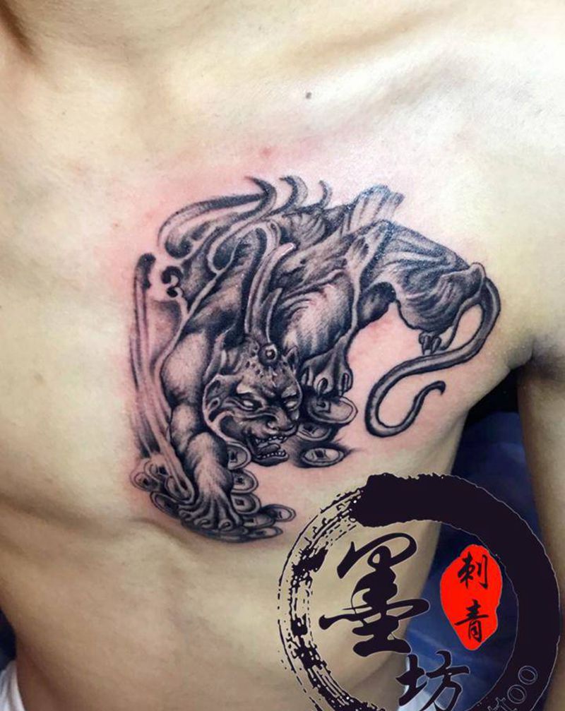 貔貅纹身图片_胸部纹身图案