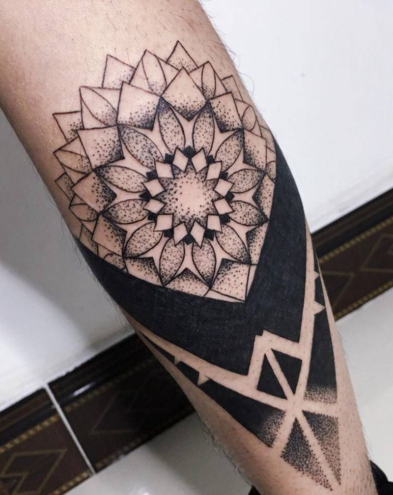 曼陀罗纹身图片_腿部点刺纹身图案