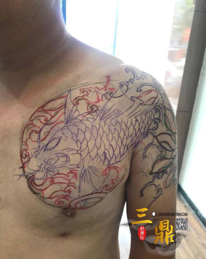 半胛鲤鱼纹身图片_胸部手臂新传统水墨纹身图案