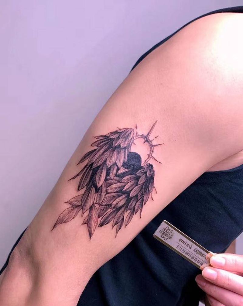 掩面乌鸦纹身图片_手臂欧美写实纹身图案