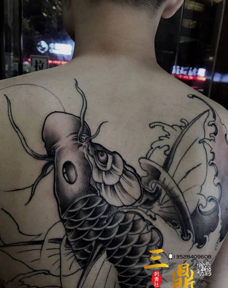 满背鲤鱼纹身图片_背部新传统水墨纹身图案