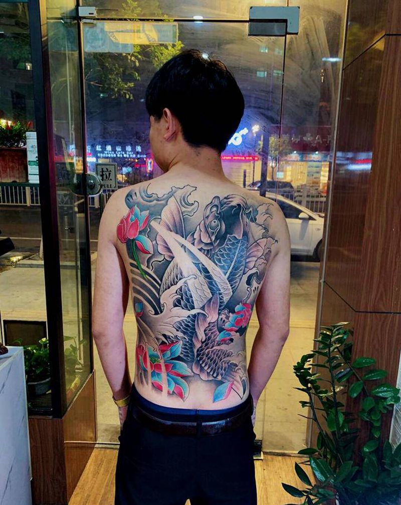 满背鲤鱼作品纹身图片_背部新传统纹身图案