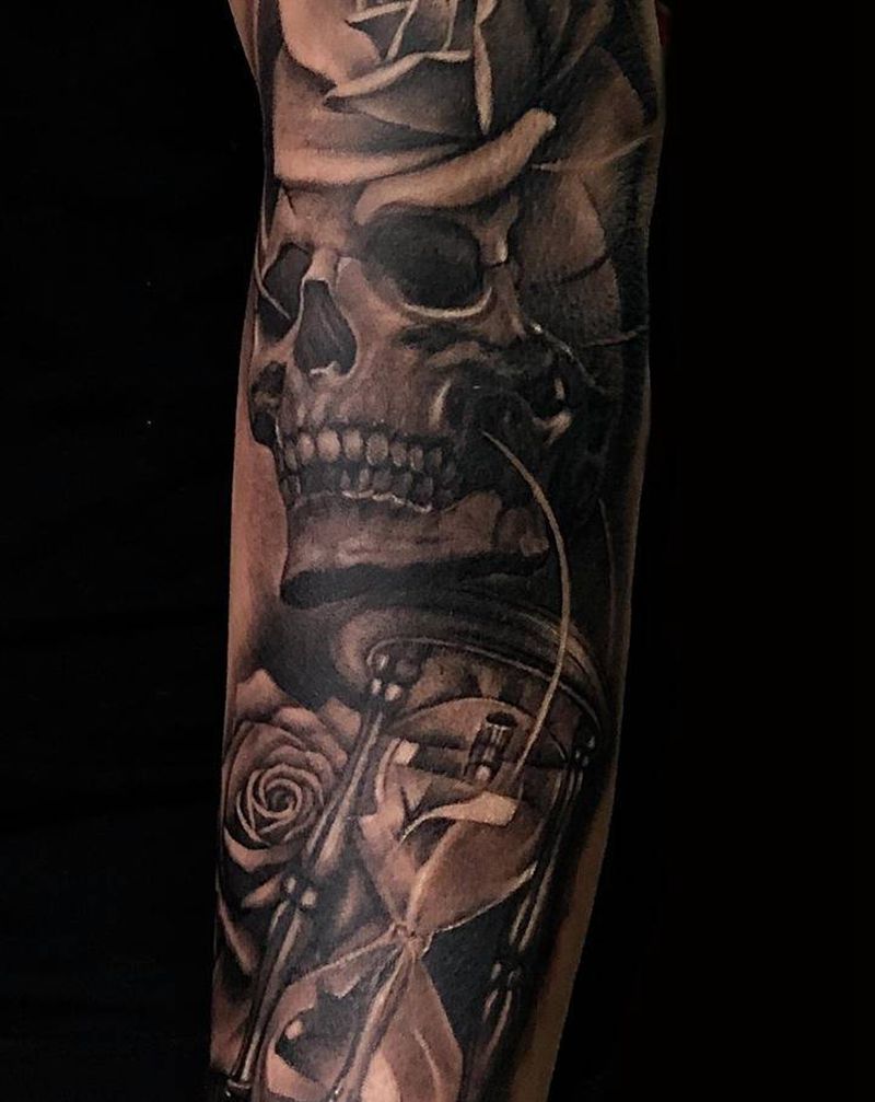 骷髅 沙漏纹身图片_手臂欧美写实纹身图案