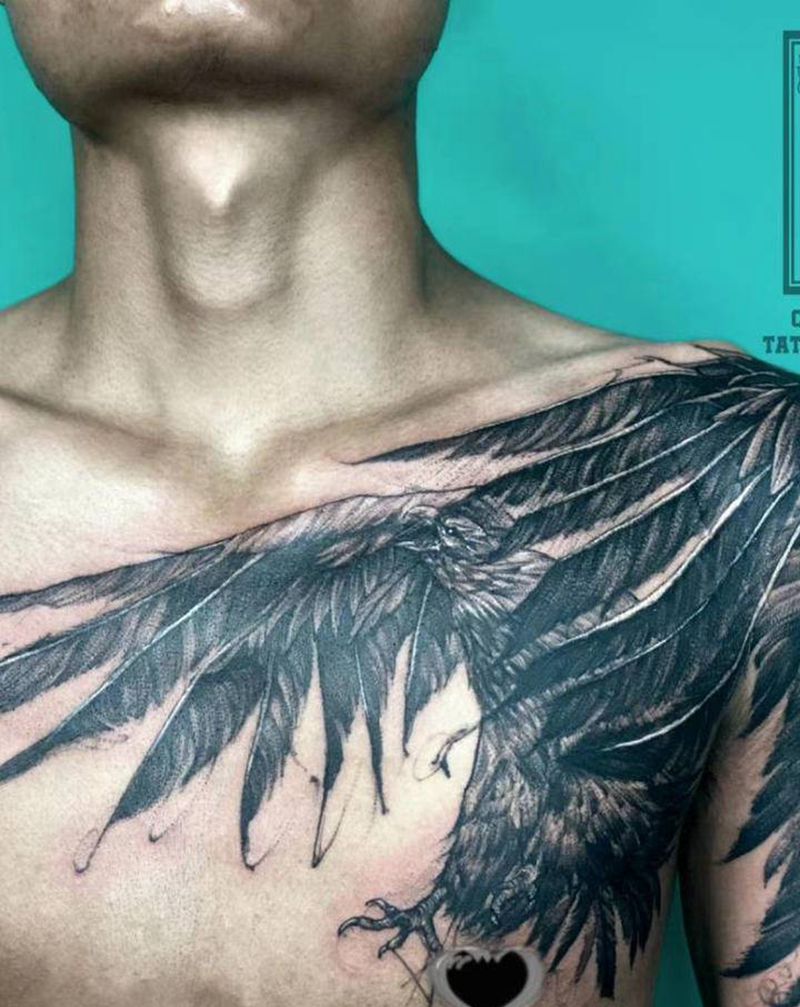 鹰纹身图片_胸部肩部鹰