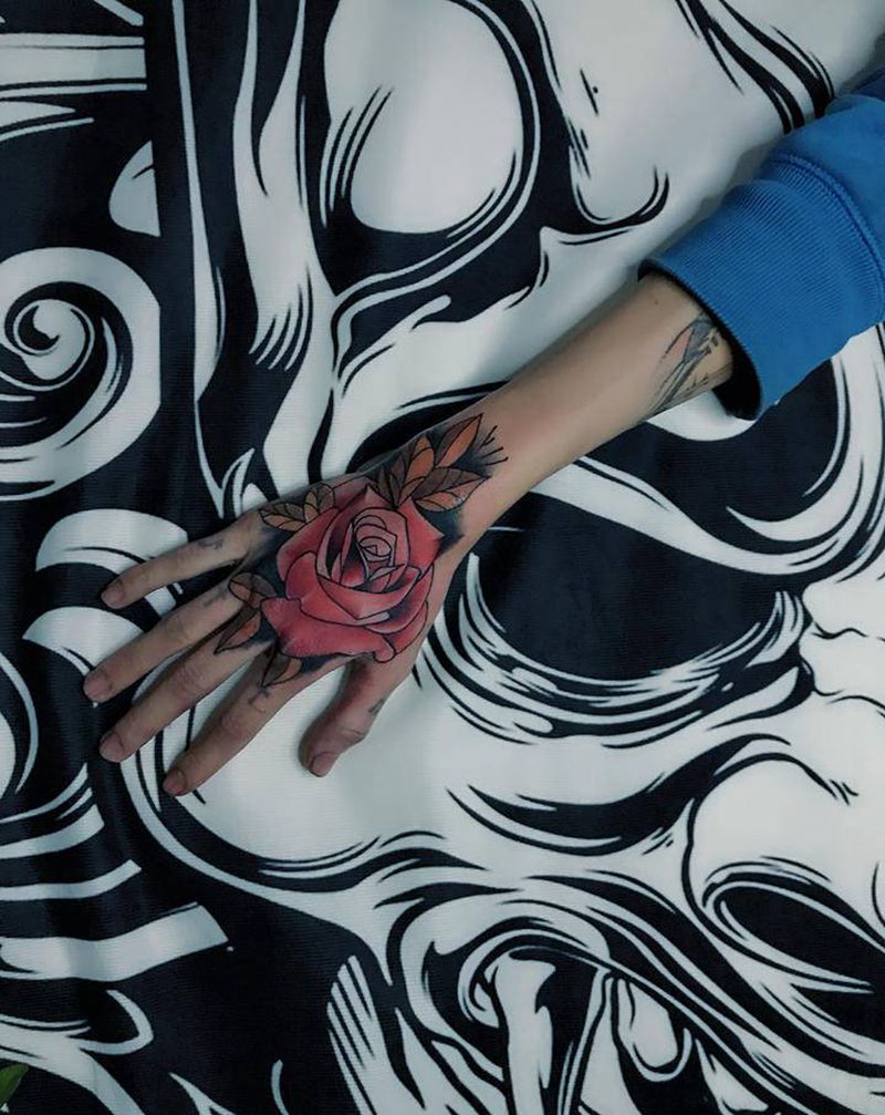 花手纹身图片_手臂新传统纹身图案