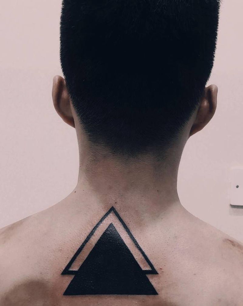 男脖后纹身图片_颈部纹身图案