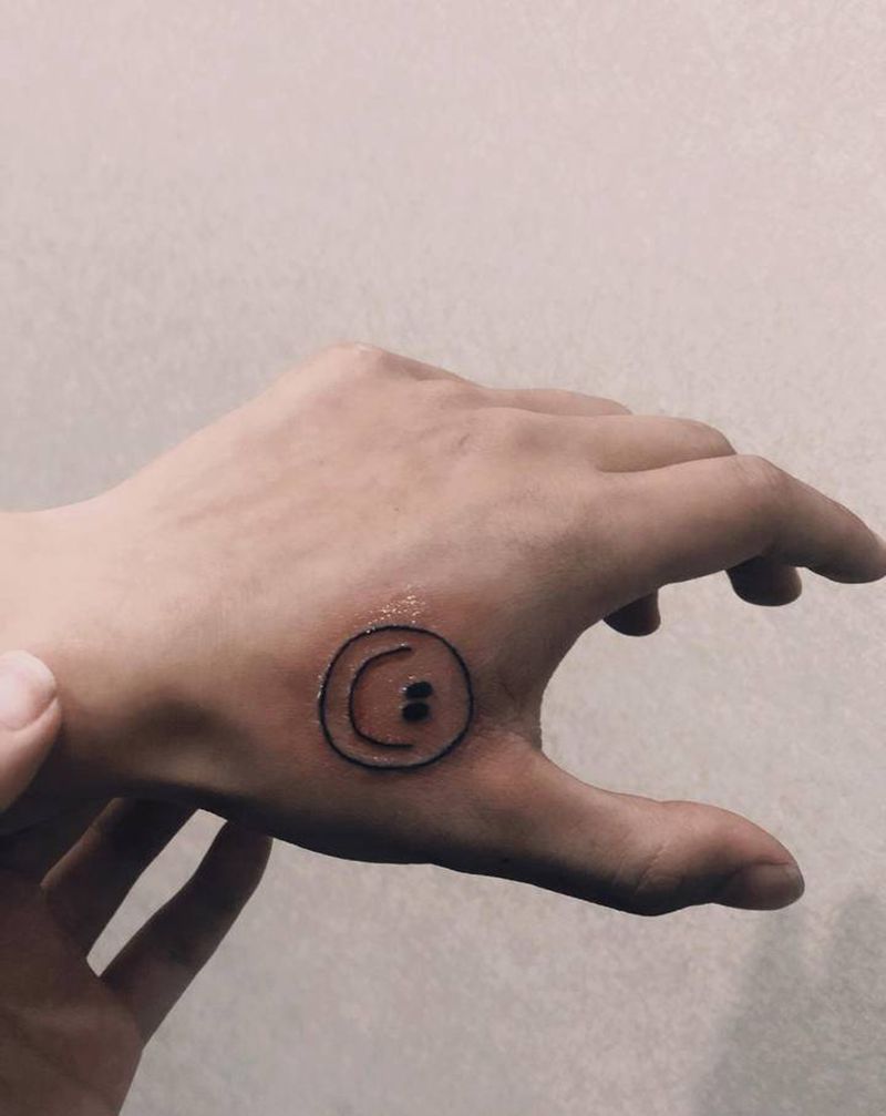 笑脸纹身图片_手部纹身图案