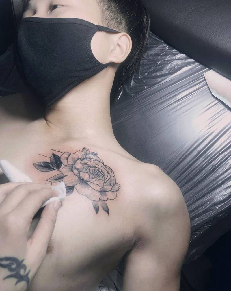 小素花纹身图片_胸部纹身图案