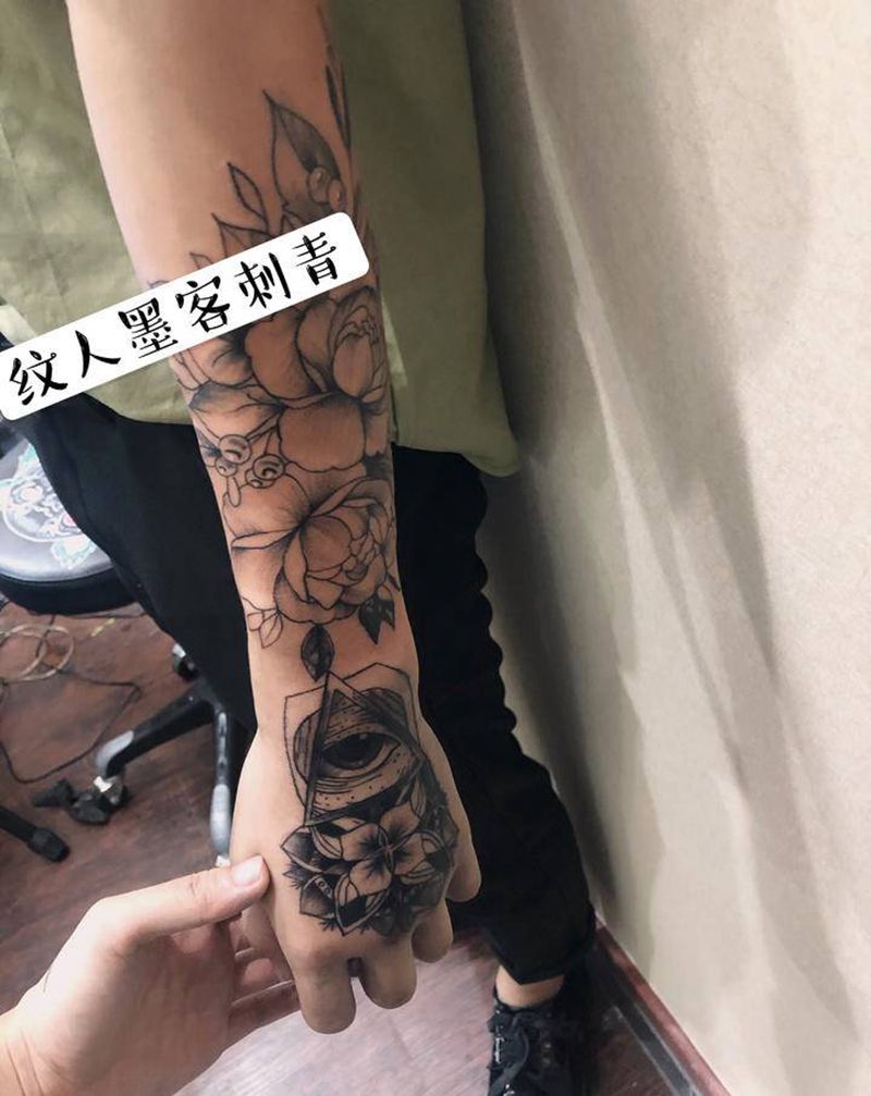恶魔之眼接素花纹身图片_手部手臂点刺纹身图案