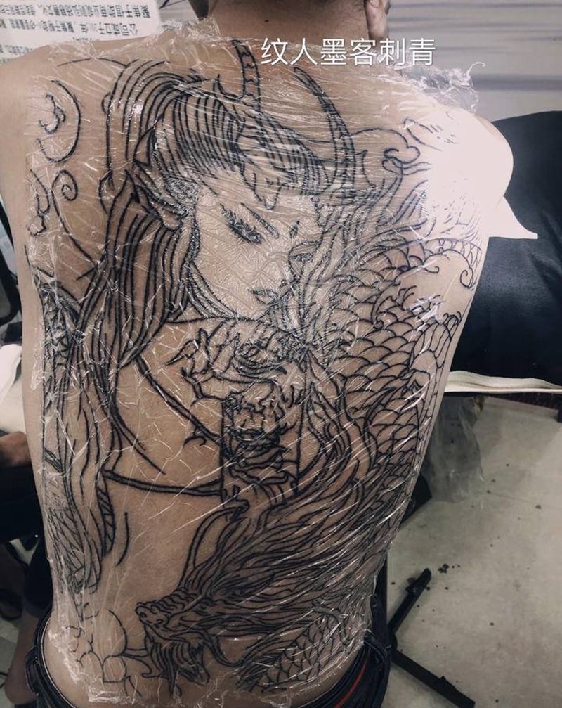 龙女线条满背纹身图片_背部新传统纹身图案