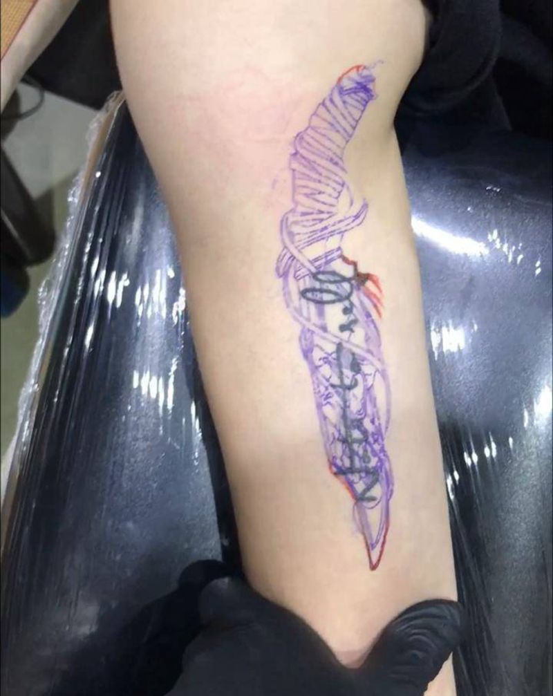 小刀盖字母纹身图片_手臂纹身图案