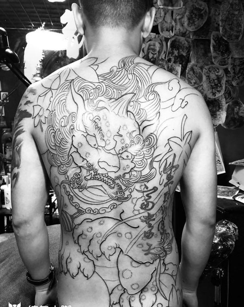唐狮纹身图片_背部老传统新传统纹身图案