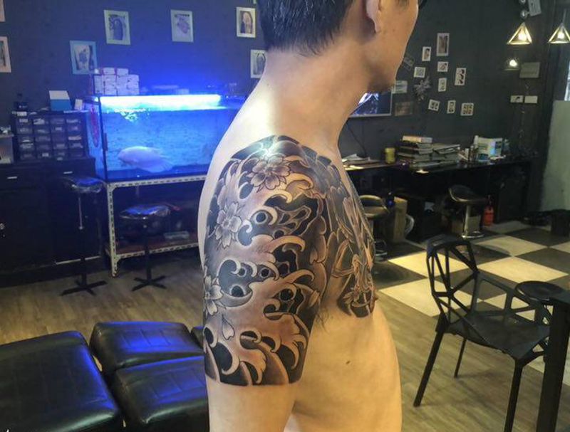 全甲纹身图片_胸部手臂老传统纹身图案