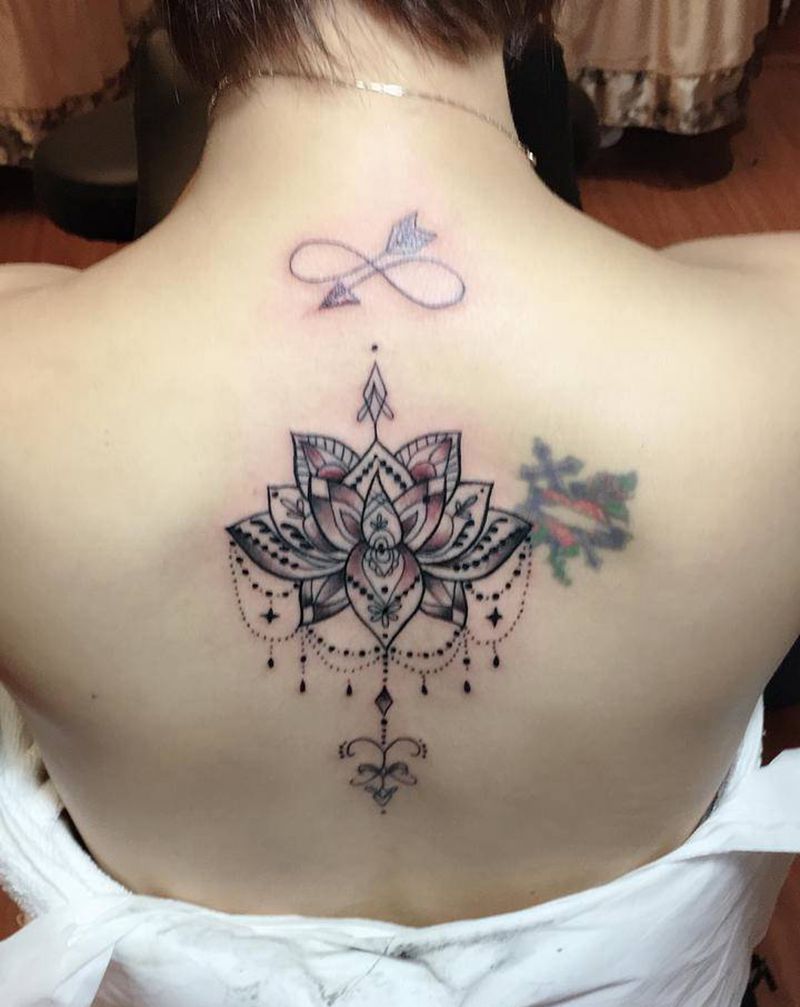 繁花纹身图片_背部纹身图案