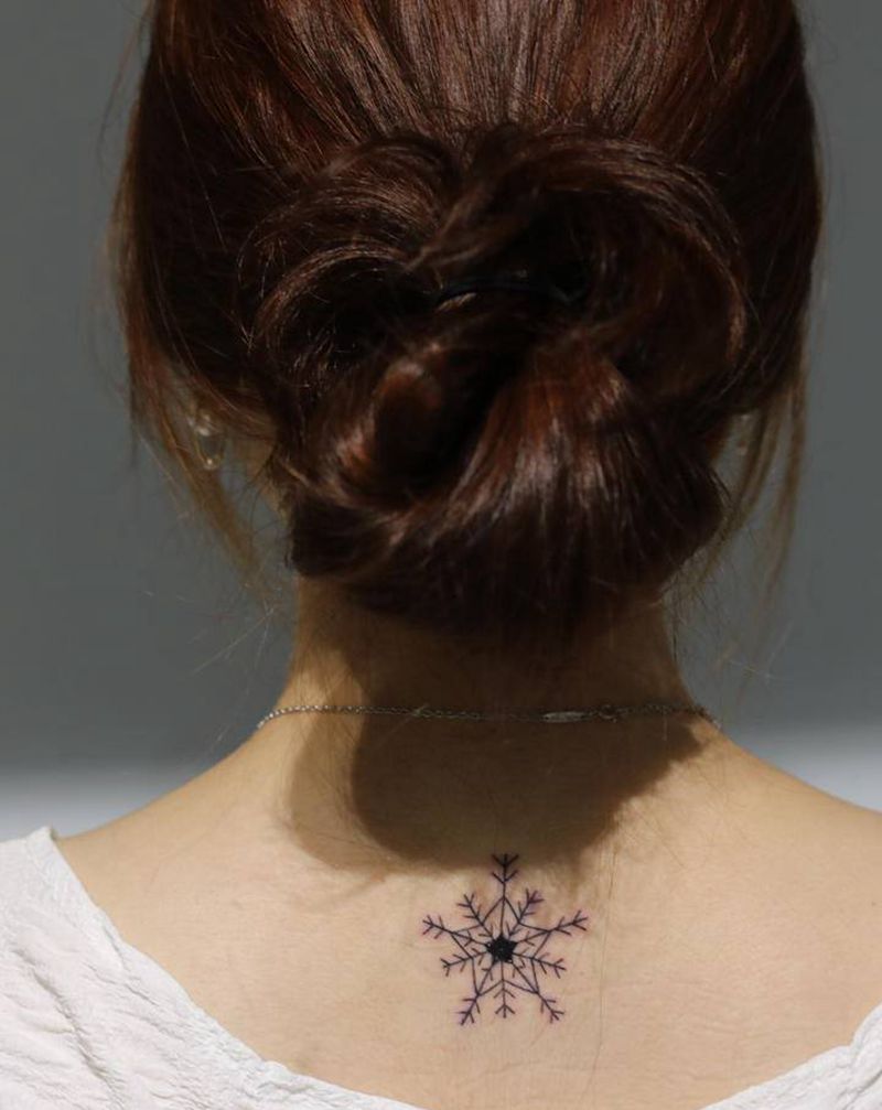 雪花纹身图片_背部纹身图案